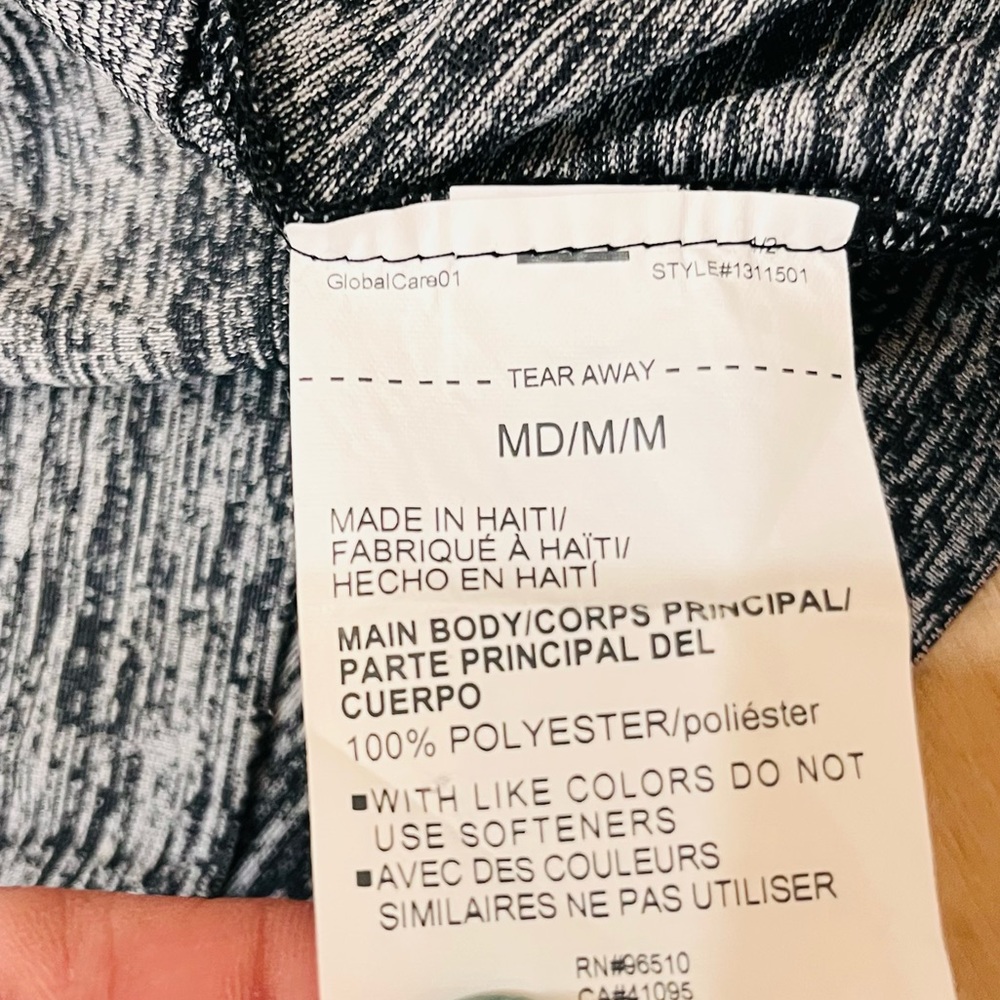 Woman’s Under Armour gray dry fit pull over Sz Medium - Picture 8 of 8